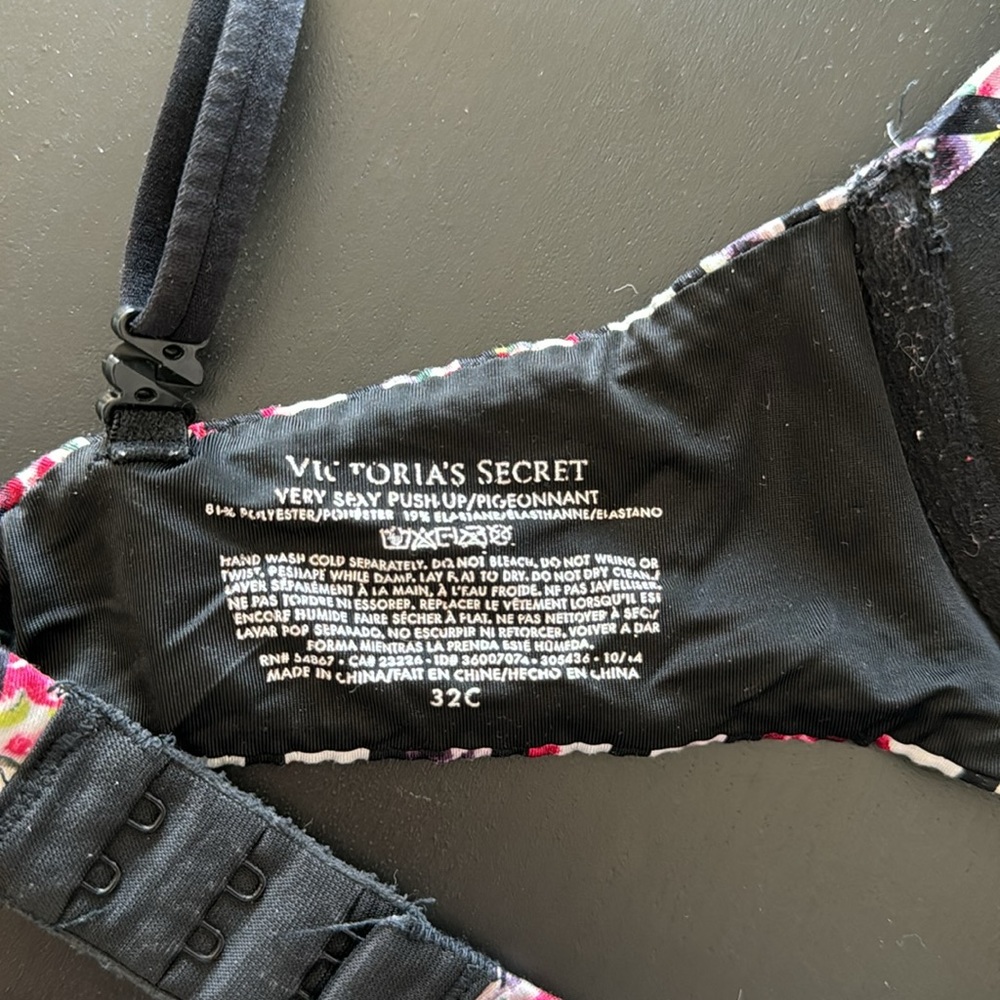 Victorias Secret VS very sexy push up bra - Picture 3 of 3